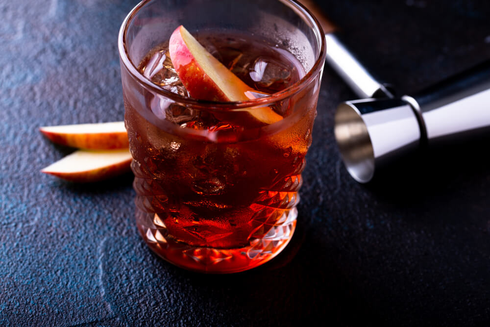 "Raise a Glass of Southern Charm: How to Make a Delicious Bourbon Cocktail"