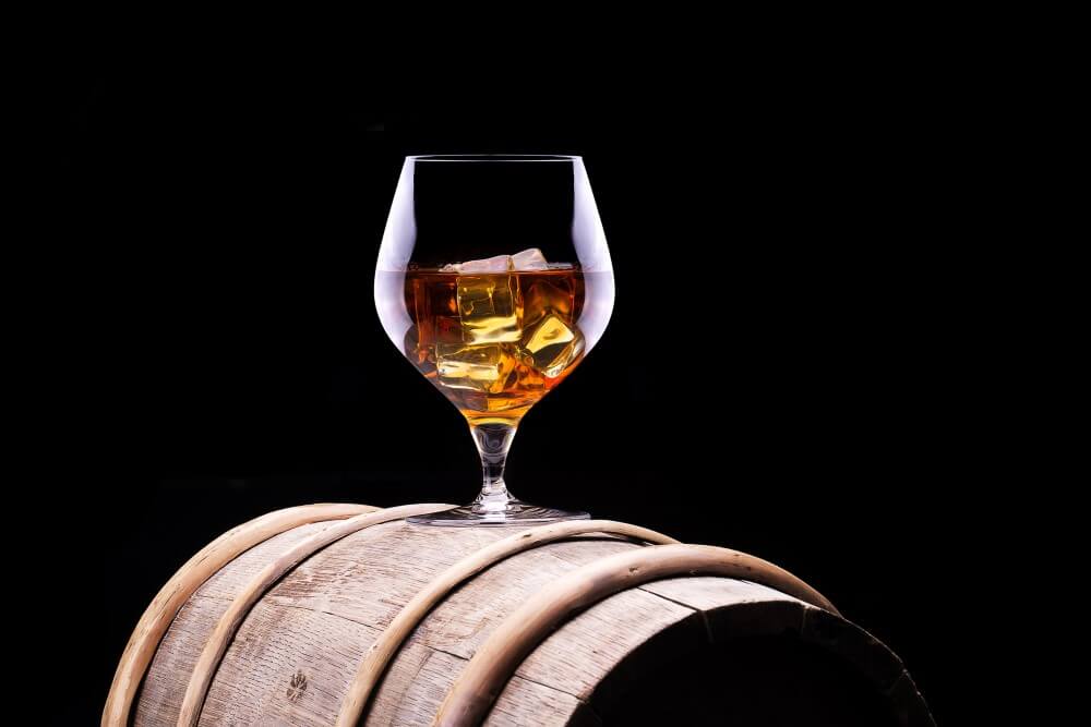 Barrel and Time: The Scientific Art of Aging Whiskey and Shaping Flavors